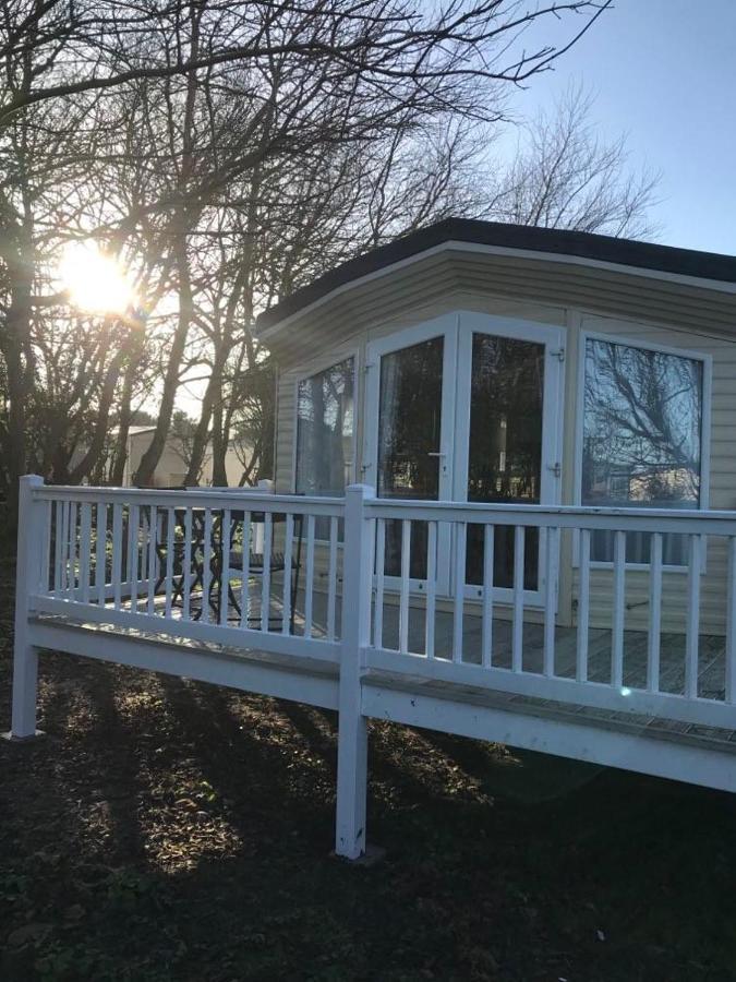 The Winchester: Pet-Friendly Caravan on Broadland Sands Holiday Park Hotel Corton  Exterior photo