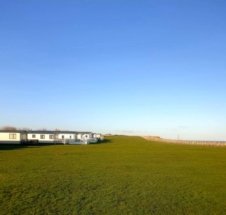 The Winchester: Pet-Friendly Caravan on Broadland Sands Holiday Park Hotel Corton  Exterior photo