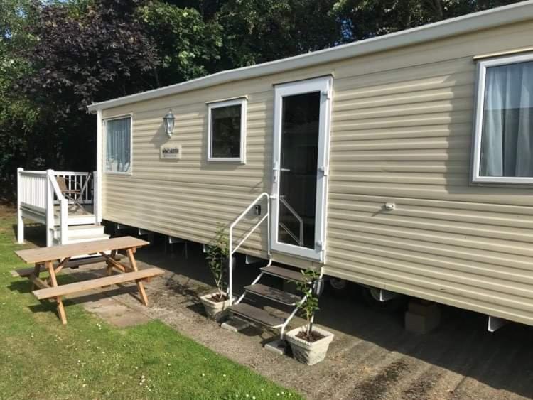 The Winchester: Pet-Friendly Caravan on Broadland Sands Holiday Park Hotel Corton  Exterior photo