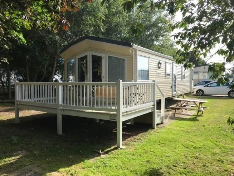 The Winchester: Pet-Friendly Caravan on Broadland Sands Holiday Park Hotel Corton  Exterior photo